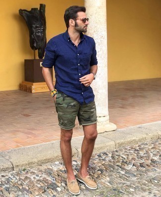 С чем носить светло-коричневые замшевые топсайдеры