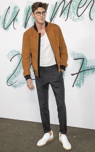 С чем носить светло-коричневый замшевый бомбер мужчине