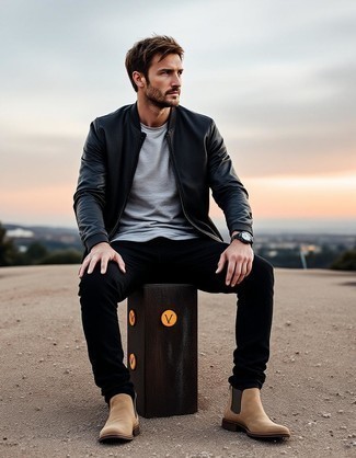 С чем носить светло-коричневые замшевые ботинки мужчине