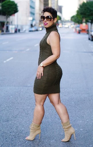 С чем носить светло-коричневые замшевые ботинки женщине