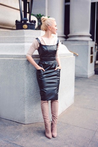 С чем носить светло-коричневые замшевые ботинки женщине