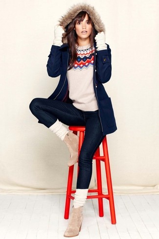 С чем носить светло-коричневые замшевые ботинки женщине