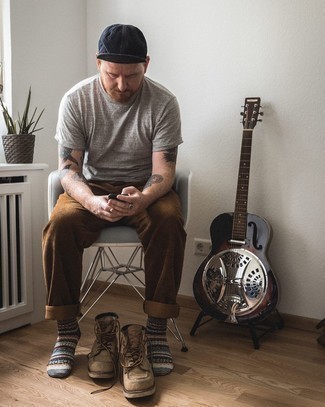 С чем носить светло-коричневые замшевые повседневные ботинки мужчине