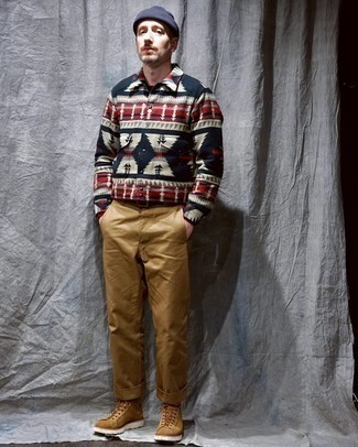 С чем носить светло-коричневые замшевые повседневные ботинки мужчине