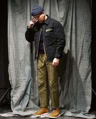 С чем носить светло-коричневые замшевые повседневные ботинки мужчине