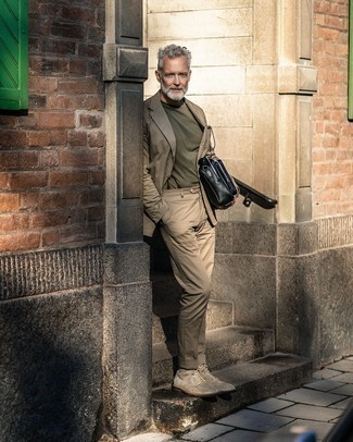 С чем носить светло-коричневые замшевые повседневные ботинки мужчине