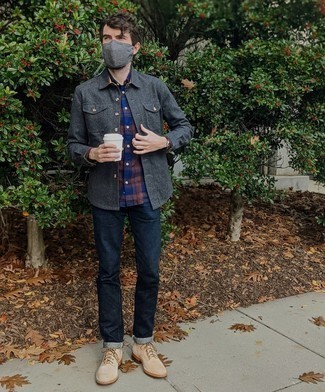 С чем носить светло-коричневые замшевые повседневные ботинки мужчине