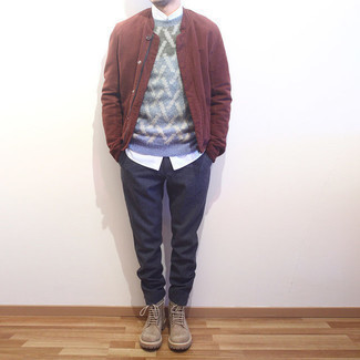 Как носить светло-коричневые замшевые повседневные ботинки с красным бомбером мужчине