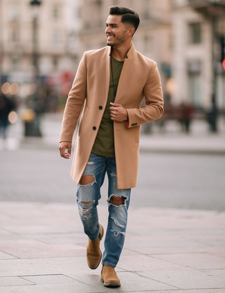 С чем носить светло-коричневые замшевые ботинки челси мужчине