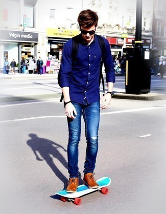 С чем носить светло-коричневые замшевые ботинки дезерты