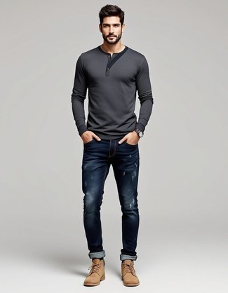 С чем носить светло-коричневые замшевые ботинки дезерты