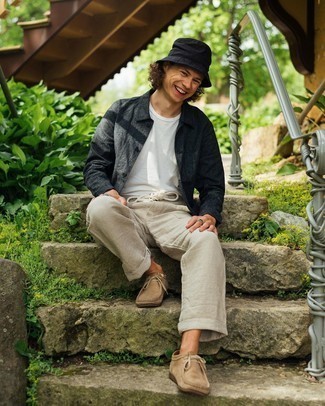 С чем носить светло-коричневые замшевые ботинки дезерты