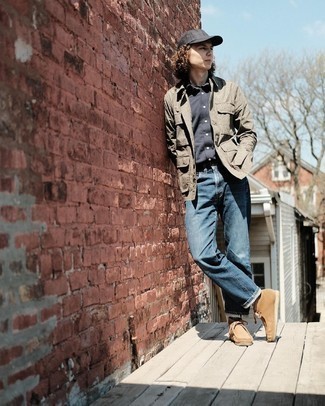 С чем носить светло-коричневые замшевые ботинки дезерты