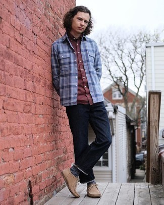 С чем носить светло-коричневые замшевые ботинки дезерты