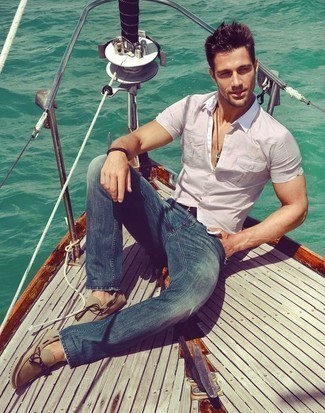 С чем носить светло-коричневые замшевые мокасины мужчине