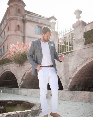 С чем носить светло-коричневые замшевые мокасины мужчине