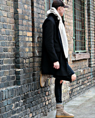 С чем носить светло-коричневые замшевые высокие кеды мужчине