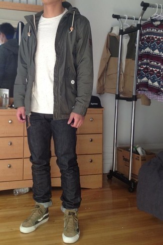 С чем носить светло-коричневые замшевые высокие кеды мужчине