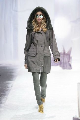 С чем носить светло-коричневые замшевые ботинки на шнуровке женщине