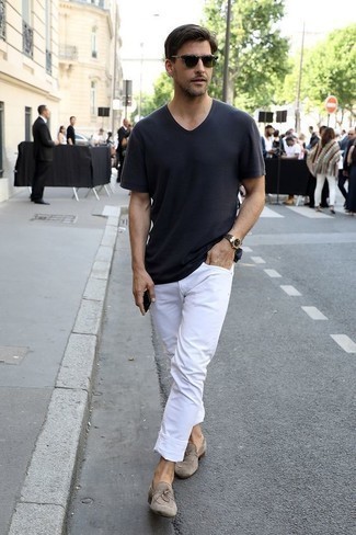 С чем носить светло-коричневые замшевые лоферы мужчине