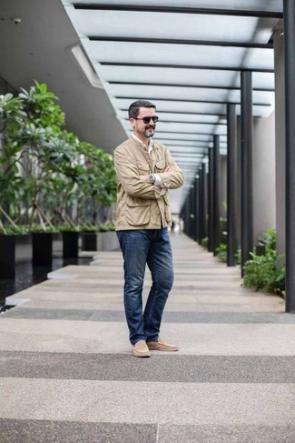 С чем носить светло-коричневые замшевые лоферы мужчине