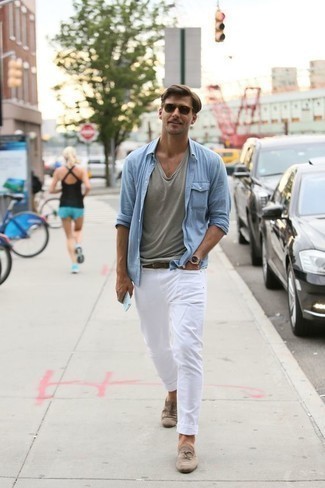 С чем носить светло-коричневые замшевые лоферы мужчине