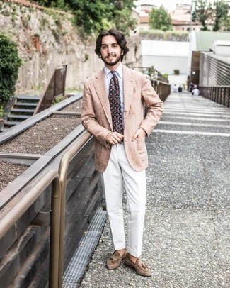 С чем носить светло-коричневые замшевые лоферы мужчине