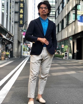 С чем носить светло-коричневые замшевые лоферы мужчине