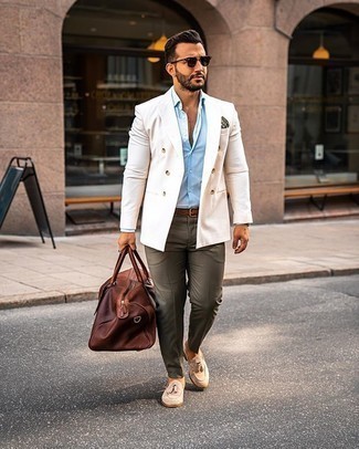 С чем носить светло-коричневые замшевые лоферы мужчине