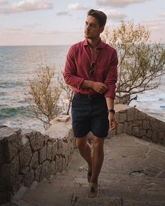 С чем носить светло-коричневые замшевые лоферы мужчине