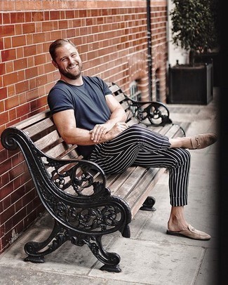 С чем носить светло-коричневые замшевые лоферы мужчине