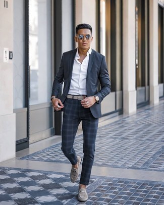 С чем носить светло-коричневые замшевые лоферы мужчине