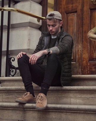 С чем носить светло-коричневые замшевые низкие кеды мужчине