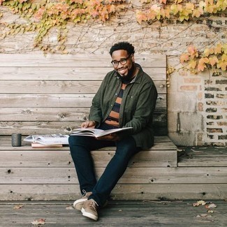 С чем носить светло-коричневые замшевые низкие кеды мужчине