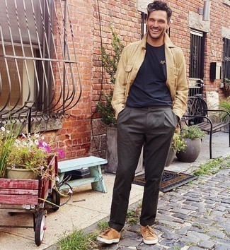 С чем носить светло-коричневые замшевые низкие кеды мужчине