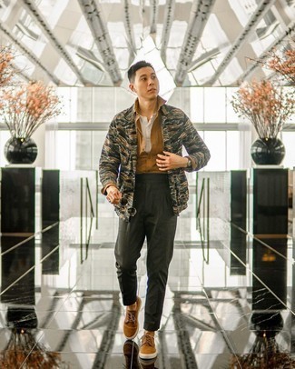 С чем носить светло-коричневые замшевые низкие кеды мужчине