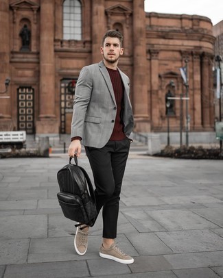 С чем носить светло-коричневые замшевые низкие кеды мужчине