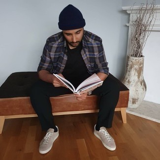 С чем носить светло-коричневые замшевые низкие кеды мужчине