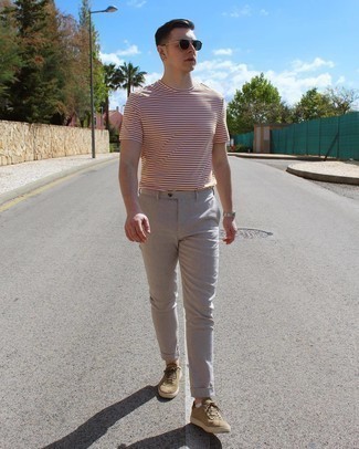 С чем носить светло-коричневые замшевые низкие кеды мужчине