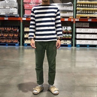 С чем носить светло-коричневые замшевые сандалии мужчине