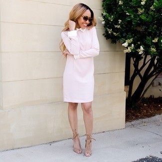 С чем носить светло-коричневые замшевые босоножек женщине