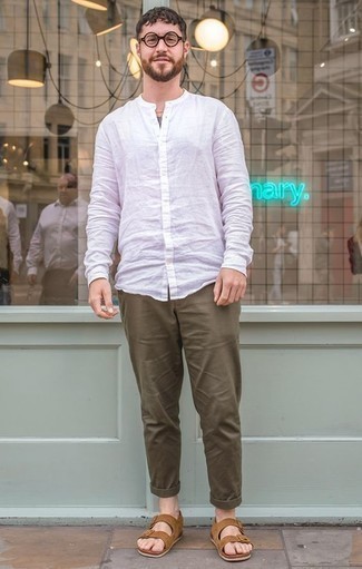 С чем носить светло-коричневые замшевые сандалии мужчине