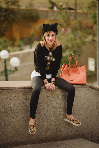 С чем носить светло-коричневые замшевые слипоны женщине