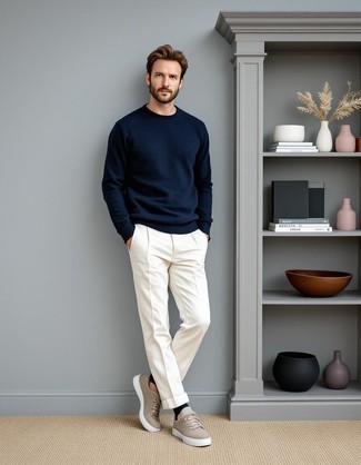 С чем носить светло-коричневые замшевые кеды мужчине