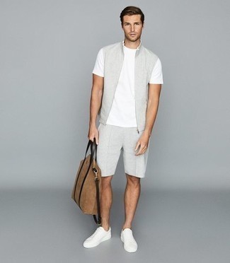 С чем носить светло-коричневую замшевую большую сумку мужчине