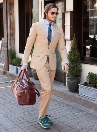 Какие кроссовки носить с светло-коричневым костюмом