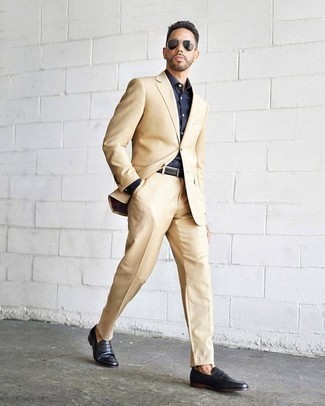 Как носить светло-коричневый костюм с черными кожаными лоферами