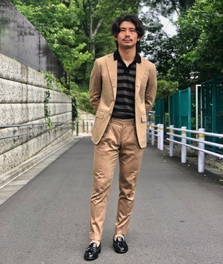 Как носить светло-коричневый костюм с черными кожаными лоферами