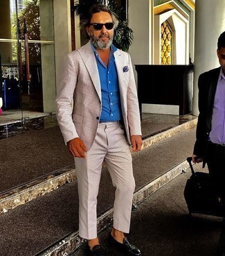 Как носить светло-коричневый костюм с черными кожаными лоферами