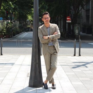 Как носить светло-коричневый костюм с черными кожаными лоферами